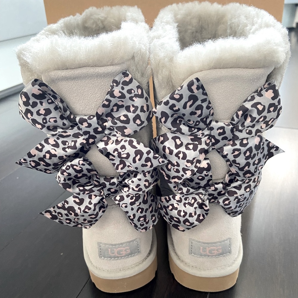 UGG BAILEY BOW LEOPARD BOOTS IN LIGHT GRAY SIZE 9 -NIB